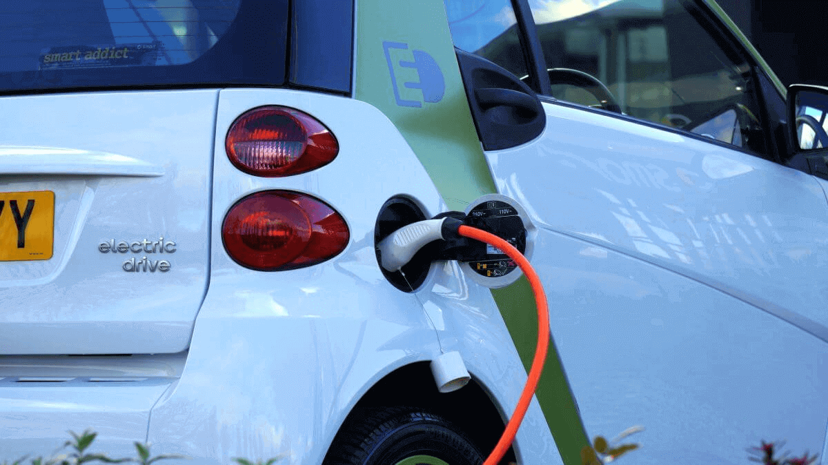 Petrol-Diesel Car Into Electric Cars: पेट्रोल-डीजल कार को इलेक्ट्रिक कार में कैसे बदलवाएं? इतना आएगा खर्च